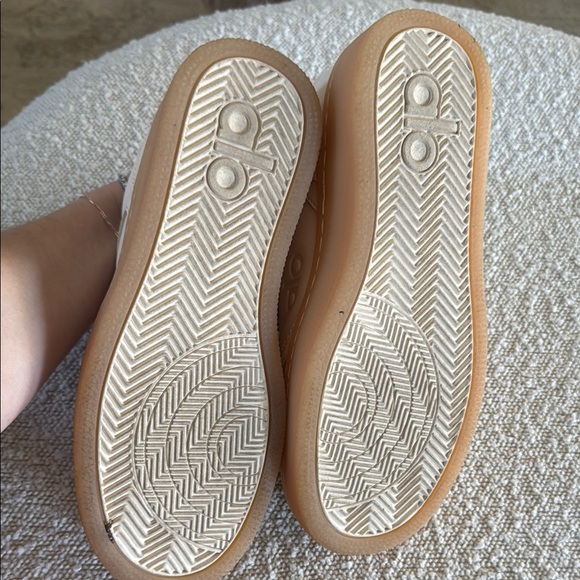 Alo Cream Sneakers - Picture 4 of 5